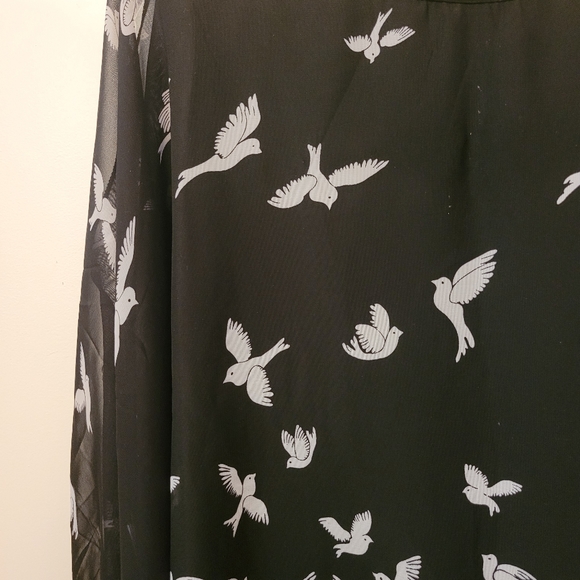 Creations black, & white, butterfly sleeved top. - Picture 3 of 5